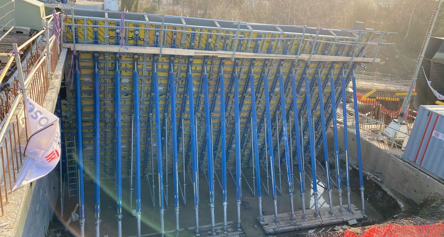 Bridge construction - formwork and concrete 