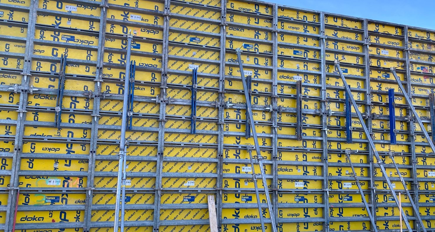 Bridge construction - formwork and concrete 