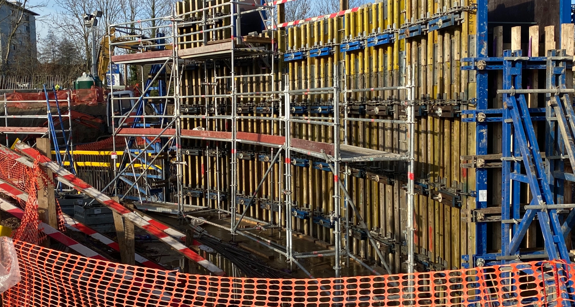 Bridge construction - formwork and concrete 