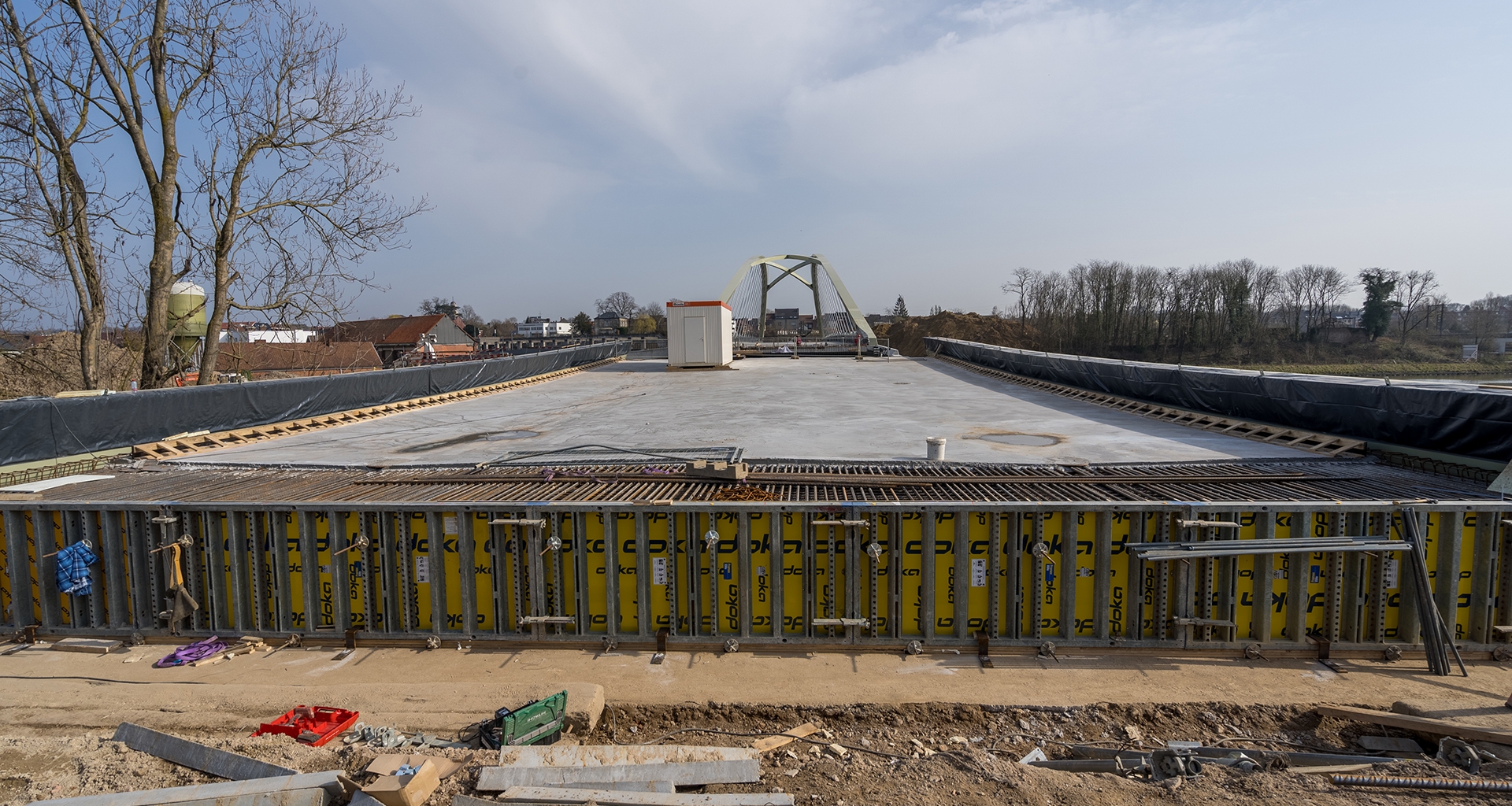 Bridge construction - formwork and concrete 