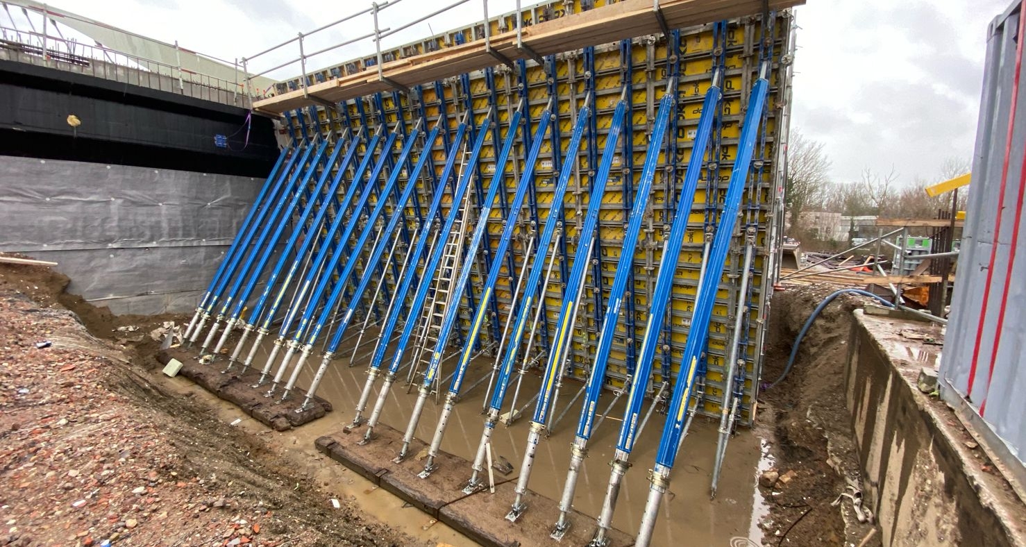 Bridge construction - formwork and concrete 